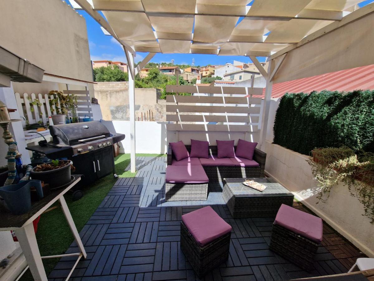Appartamento Nella Piazza Centrale, Con Terrazza SantʼAntìoco Exterior foto